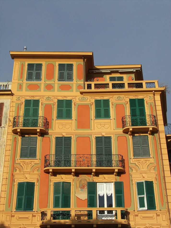Veduta d'insieme del prospetto che si affaccia sui giardini a mare di Santa Margherita Ligure