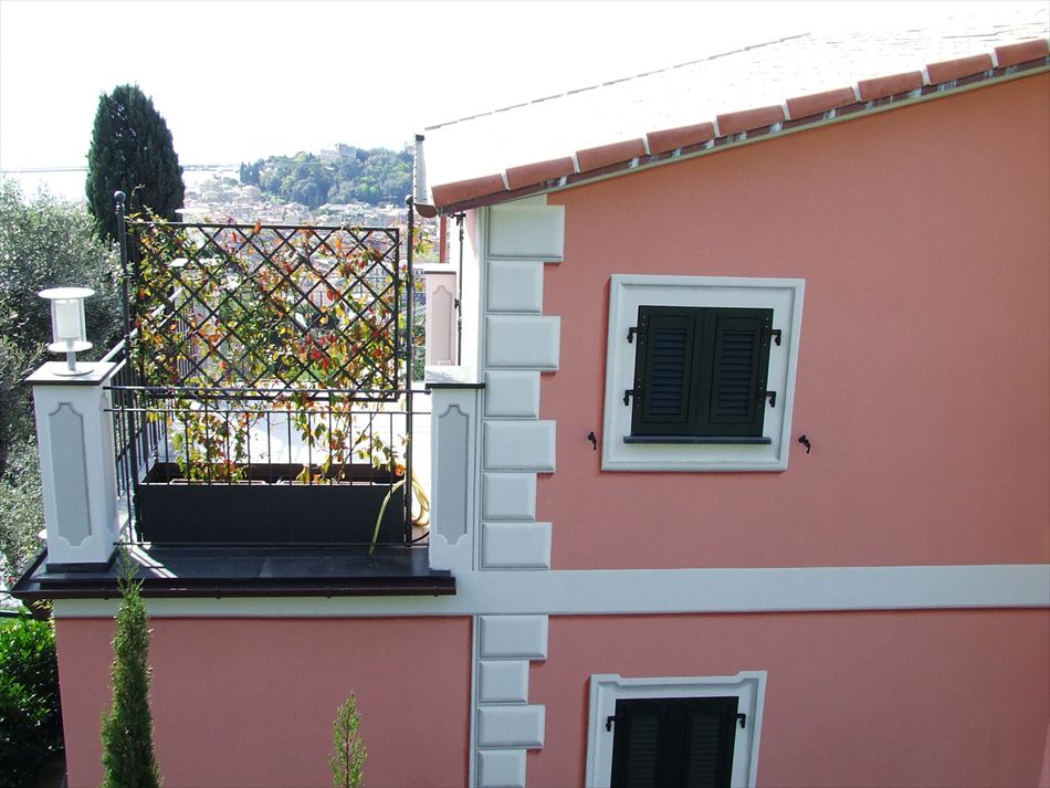 Santa Margherita Ligure. Le bozze d'angolo (bugnato) sono un motivo ornamentale ricorrente nelle classiche villette 