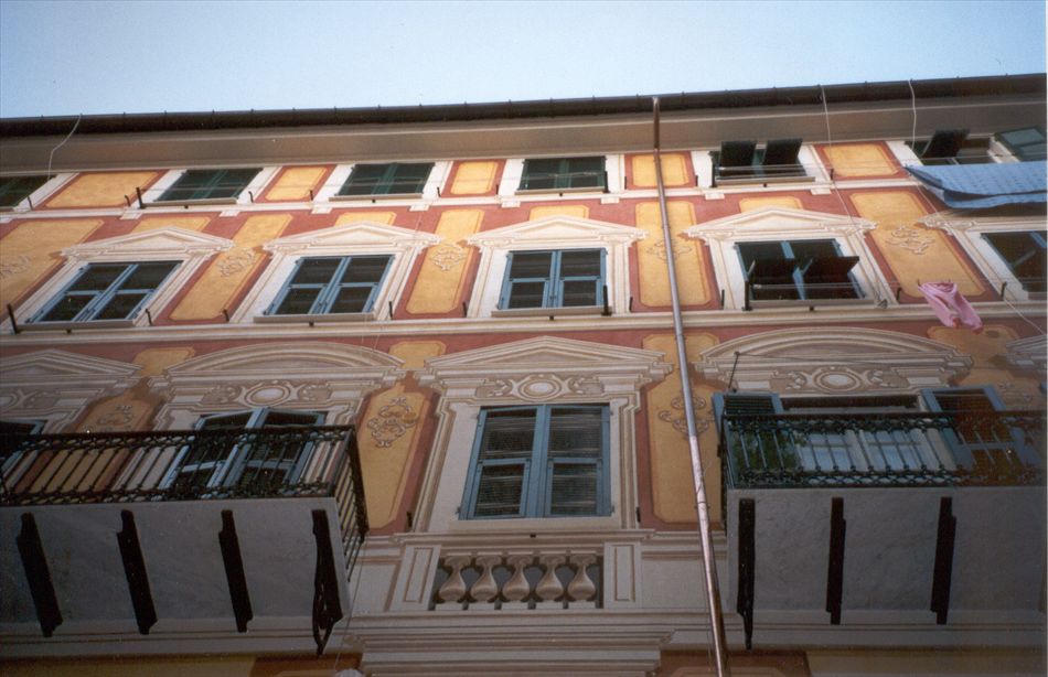 Santa Margherita Ligure. Restauro pittorico di facciata del 1870 con incisioni col 