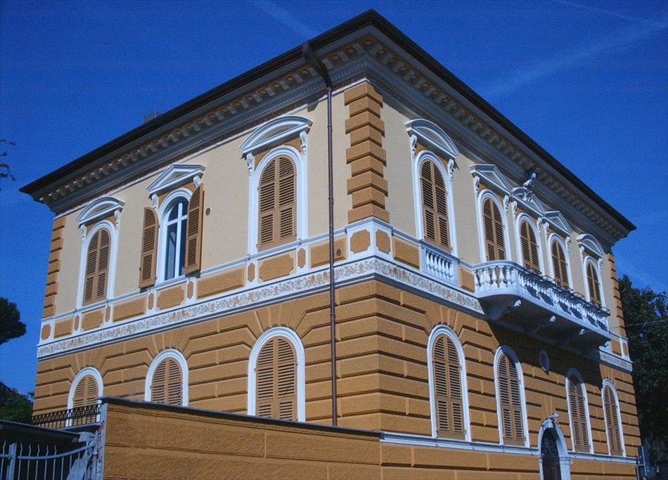 Santa Margherita Ligure. Palazzo di gusto neoclassico (1881) restaurato con ciclo completo ai silossani