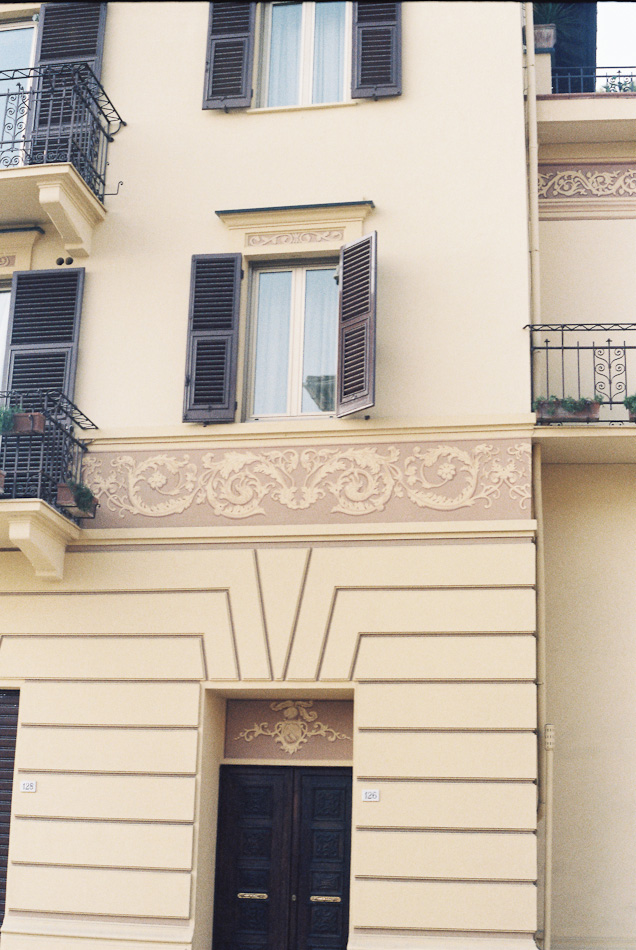San Michele di Pagana. Palazzo con fregio rinascimentale. I due delfini stilizzati a mò di foglia sono al centro delle volute