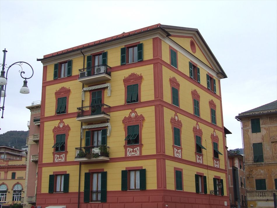 Rapallo. Classico palazzo di fine Ottocento restaurato con i colori rosso e giallo tipici dell'affresco ligure