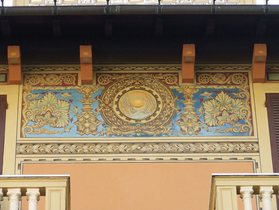Il sole nascente incastonato nel medaglione a sua volta inscritto nel blu cobalto costituisce una parte del sottocornicione decorato