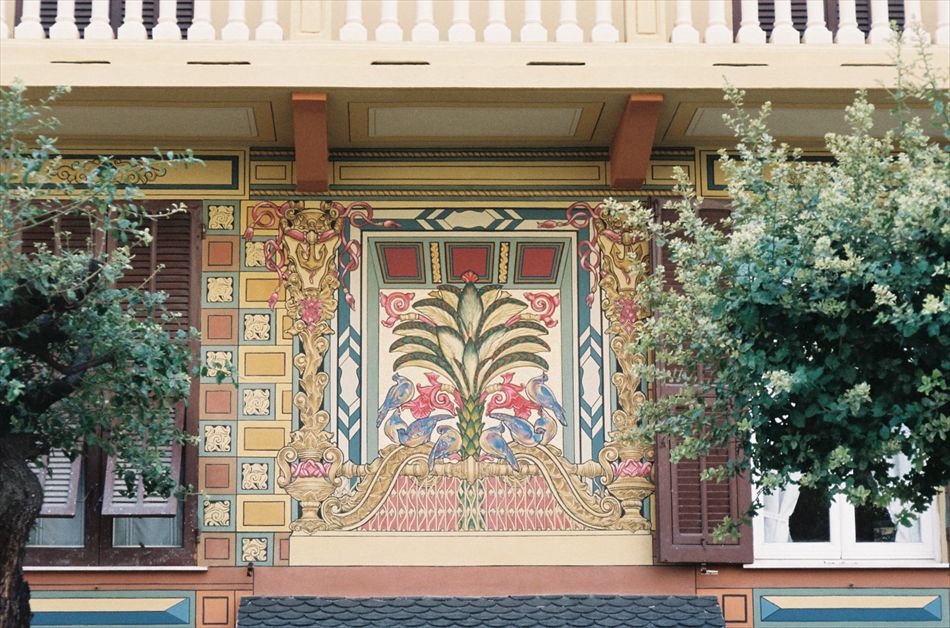 Il quadro in cui i piccioni beccano i datteri della palma funge da prosieguo del sovrapporta dell'ingresso principale
