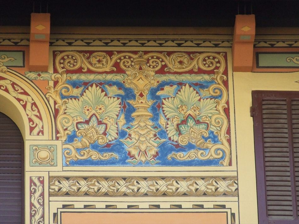 Continuano i motivi decorati del fregio sottocornicione