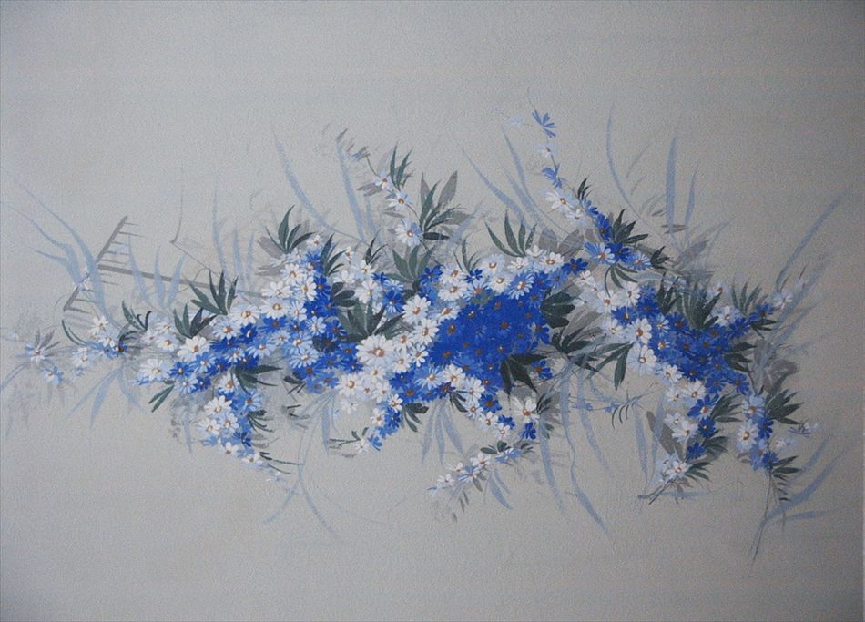 Ramage di margherite bianche e blu; il rastrello in secondo piano e gli svolazzi grigi danno un nota di allegria alla freschezza del bouquet