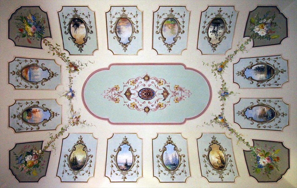 Soffitto con specchiature paesaggistiche: l'occhio cerca la più gradita