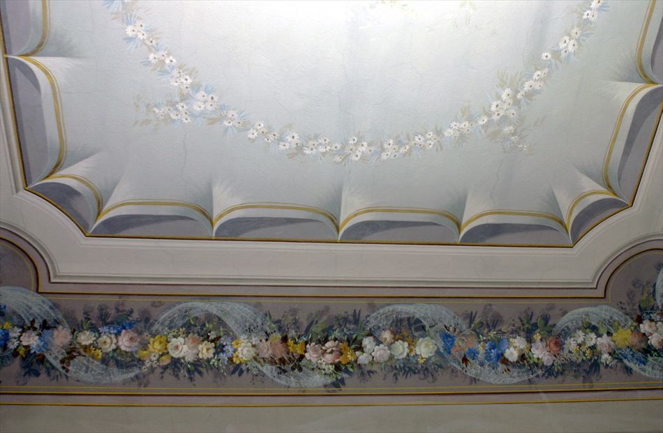 Soffitto con velo: nella cornice il tulle avvolge il ramage floreale