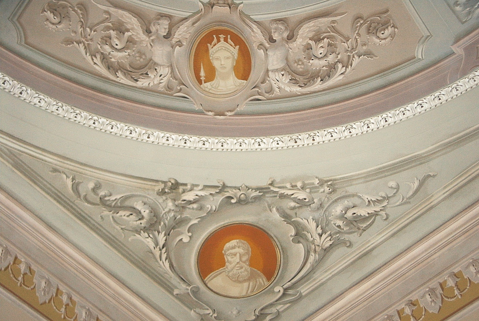 Tutta la decorazione è realizzata a trompe l'oeil: le cornici e i medaglioni in finto stucco racchiudono figure mitologiche e filosofi