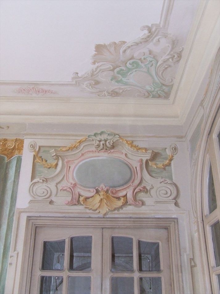 Il trompe l'oeil vuole impreziosire l'ambiente e incuriosire l'osservatore in un piacevole gioco di inganno visivo