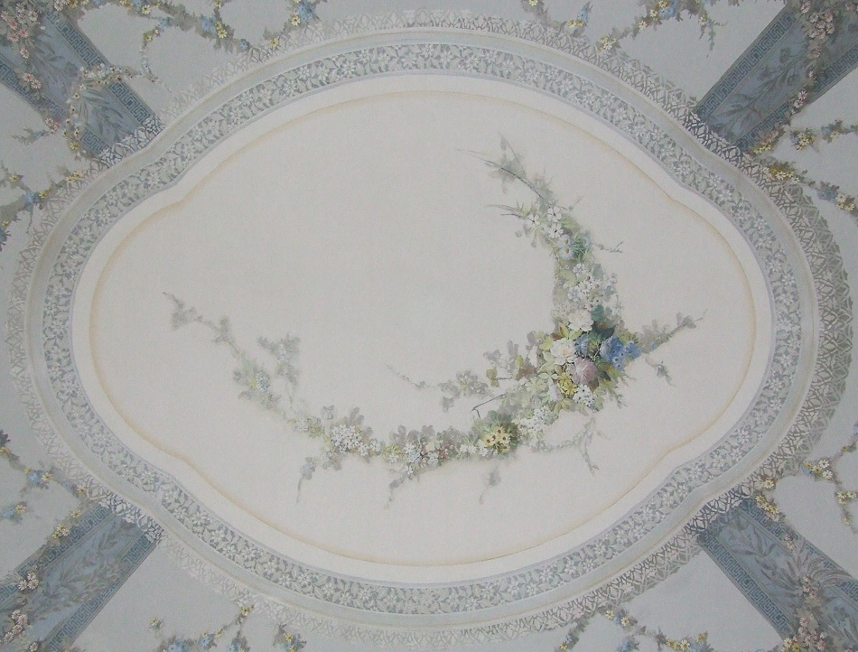 Il soffitto con ramage nel cielino acquista altezza con le quattro lesene floreali ai lati