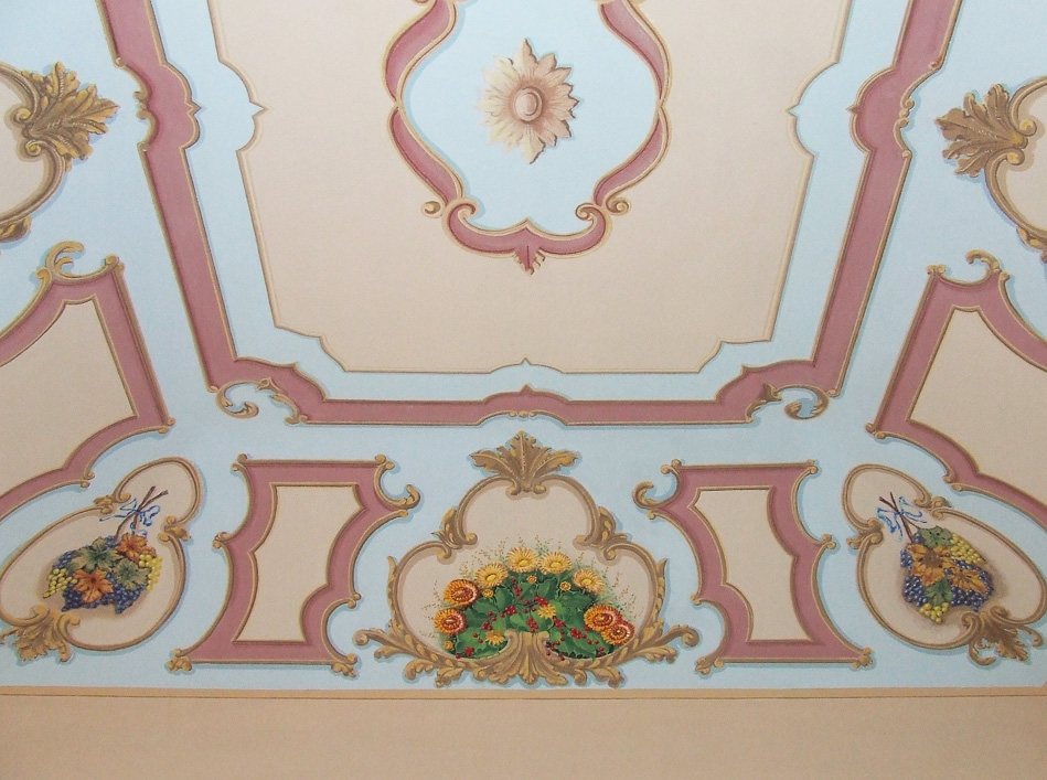 Soffitto in stile antico genovese. Si alternano pannelli e cornici con bouquet floreali