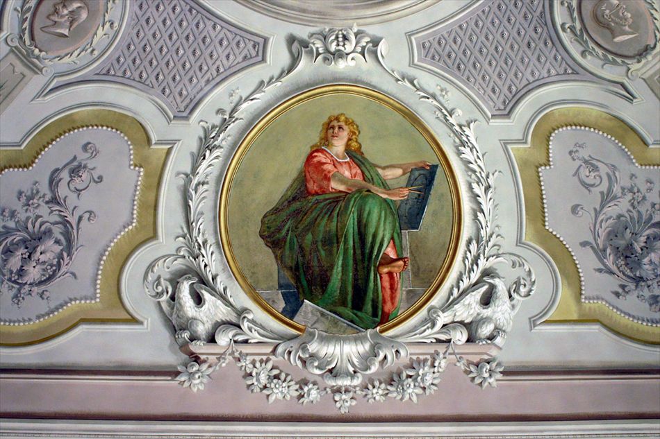 I chiaro suri dell'affresco danno un effetto tridimensionale ai soffitti dipinti: aquile, cornici, festoni che contornano il medaglione raffigurante la personificazione della Geometria