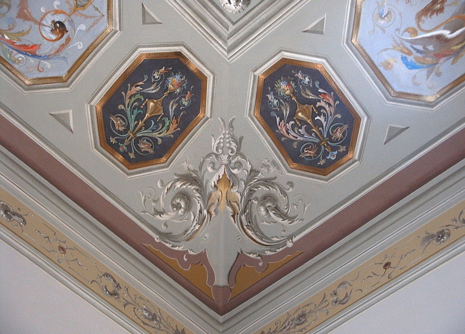 Freio d'angolo in finto stucco a trompe l'oeil